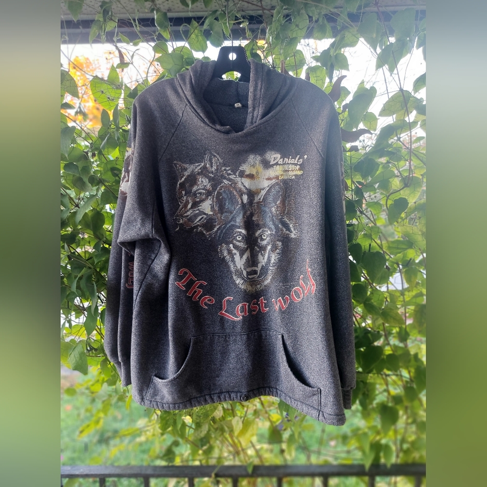 🐺🚚||•Vintage 1990s “The Last Wolf” Hoodie – Daniels’ Truck Stop•||🚛🐺